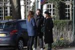 Blaricum 9 februari 2019
Marco Borsato met bladerenblower bij zijn huis. Daarna gaat hij lunchen met zijn vrouw Leontine Borsato