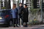 Blaricum 9 februari 2019
Marco Borsato met bladerenblower bij zijn huis. Daarna gaat hij lunchen met zijn vrouw Leontine Borsato