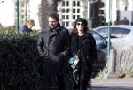 Blaricum 9 februari 2019
Marco Borsato met bladerenblower bij zijn huis. Daarna gaat hij lunchen met zijn vrouw Leontine Borsato