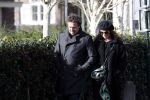 Blaricum 9 februari 2019
Marco Borsato met bladerenblower bij zijn huis. Daarna gaat hij lunchen met zijn vrouw Leontine Borsato