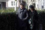 Blaricum 9 februari 2019
Marco Borsato met bladerenblower bij zijn huis. Daarna gaat hij lunchen met zijn vrouw Leontine Borsato