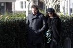 Blaricum 9 februari 2019
Marco Borsato met bladerenblower bij zijn huis. Daarna gaat hij lunchen met zijn vrouw Leontine Borsato
