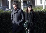 Blaricum 9 februari 2019
Marco Borsato met bladerenblower bij zijn huis. Daarna gaat hij lunchen met zijn vrouw Leontine Borsato