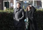 Blaricum 9 februari 2019
Marco Borsato met bladerenblower bij zijn huis. Daarna gaat hij lunchen met zijn vrouw Leontine Borsato