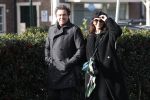 Blaricum 9 februari 2019
Marco Borsato met bladerenblower bij zijn huis. Daarna gaat hij lunchen met zijn vrouw Leontine Borsato