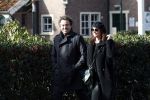 Blaricum 9 februari 2019
Marco Borsato met bladerenblower bij zijn huis. Daarna gaat hij lunchen met zijn vrouw Leontine Borsato
