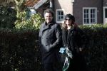 Blaricum 9 februari 2019
Marco Borsato met bladerenblower bij zijn huis. Daarna gaat hij lunchen met zijn vrouw Leontine Borsato