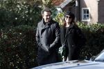 Blaricum 9 februari 2019
Marco Borsato met bladerenblower bij zijn huis. Daarna gaat hij lunchen met zijn vrouw Leontine Borsato