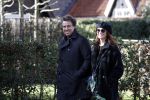 Blaricum 9 februari 2019
Marco Borsato met bladerenblower bij zijn huis. Daarna gaat hij lunchen met zijn vrouw Leontine Borsato