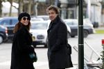 Blaricum 9 februari 2019
Marco Borsato met bladerenblower bij zijn huis. Daarna gaat hij lunchen met zijn vrouw Leontine Borsato