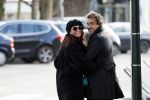 Blaricum 9 februari 2019
Marco Borsato met bladerenblower bij zijn huis. Daarna gaat hij lunchen met zijn vrouw Leontine Borsato