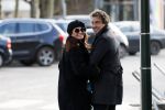 Blaricum 9 februari 2019
Marco Borsato met bladerenblower bij zijn huis. Daarna gaat hij lunchen met zijn vrouw Leontine Borsato