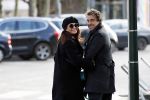 Blaricum 9 februari 2019
Marco Borsato met bladerenblower bij zijn huis. Daarna gaat hij lunchen met zijn vrouw Leontine Borsato