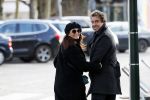 Blaricum 9 februari 2019
Marco Borsato met bladerenblower bij zijn huis. Daarna gaat hij lunchen met zijn vrouw Leontine Borsato