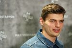Amsterdam 4 februari 2019
Max Verstappen bij de presentatie van de G-Star RAW Max Verstappen lijn in de G-star winkel op de pc Hooftstraat. Max gaat met fans op de foto.