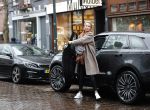 Amsterdam 4 februari 2019
Micky Hoogendijk met haar Range Rover Velar op de cornelis schuytstraat.