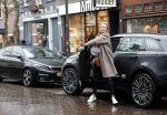 Amsterdam 4 februari 2019
Micky Hoogendijk met haar Range Rover Velar op de cornelis schuytstraat.