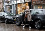 Amsterdam 4 februari 2019
Micky Hoogendijk met haar Range Rover Velar op de cornelis schuytstraat.