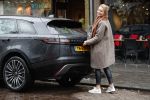 Amsterdam 4 februari 2019
Micky Hoogendijk met haar Range Rover Velar op de cornelis schuytstraat.