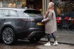 Amsterdam 4 februari 2019
Micky Hoogendijk met haar Range Rover Velar op de cornelis schuytstraat.