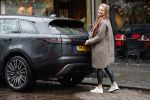 Amsterdam 4 februari 2019
Micky Hoogendijk met haar Range Rover Velar op de cornelis schuytstraat.