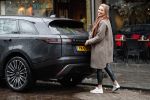 Amsterdam 4 februari 2019
Micky Hoogendijk met haar Range Rover Velar op de cornelis schuytstraat.