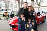 Amsterdam 2 maart 2019
Najib Amhali en zijn vrouw Miama vieren de 4e verjaardag van hun zoon Novell . Ook zoon Noah is aanwezig in Candy Castle. Ze arriveren in een rode ferrari.
