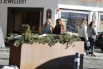 Lech 25 februari 2019
Olcay Gulsen op straat in Lech met prinses Eloise ( Dochter Prins Constantijn en Prinses Laurentien)