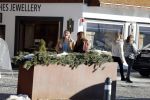 Lech 25 februari 2019
Olcay Gulsen op straat in Lech met prinses Eloise ( Dochter Prins Constantijn en Prinses Laurentien)