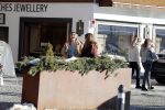 Lech 25 februari 2019
Olcay Gulsen op straat in Lech met prinses Eloise ( Dochter Prins Constantijn en Prinses Laurentien)