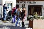 Lech 25 februari 2019
Olcay Gulsen op straat in Lech met prinses Eloise ( Dochter Prins Constantijn en Prinses Laurentien)