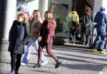 Lech 25 februari 2019
Olcay Gulsen op straat in Lech met prinses Eloise ( Dochter Prins Constantijn en Prinses Laurentien)