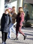 Lech 25 februari 2019
Olcay Gulsen op straat in Lech met prinses Eloise ( Dochter Prins Constantijn en Prinses Laurentien)