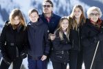 Lech 25 februari 2019
Koning Willem-Alexander, Koningin MÃ¡xima, Prinses Beatrix, Prins Constantijn, Prinses Laurentien en de prinsessen Amalia, Alexia en Ariane samen met Eloise, Leonore en Claus-Casimir tijdens de fotosessie tijdens de wintersportvakantie in Lech.