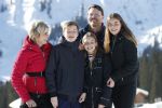 Lech 25 februari 2019
Koning Willem-Alexander, Koningin MÃ¡xima, Prinses Beatrix, Prins Constantijn, Prinses Laurentien en de prinsessen Amalia, Alexia en Ariane samen met Eloise, Leonore en Claus-Casimir tijdens de fotosessie tijdens de wintersportvakantie in Lech.