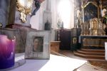 Lech 25 februari 2019
Koning Willem-Alexander, Koningin MÃ¡xima, Prinses Beatrix, Prins Constantijn, Prinses Laurentien en de prinsessen Amalia, Alexia en Ariane samen met Eloise, Leonore en Claus-Casimir tijdens de fotosessie tijdens de wintersportvakantie in Lech. Lijstje met foto prins Friso in de kerk in Lech