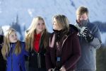 Lech 25 februari 2019
Koning Willem-Alexander, Koningin MÃ¡xima, Prinses Beatrix, Prins Constantijn, Prinses Laurentien en de prinsessen Amalia, Alexia en Ariane samen met Eloise, Leonore en Claus-Casimir tijdens de fotosessie tijdens de wintersportvakantie in Lech.