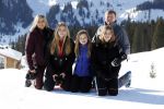 Lech 25 februari 2019
Koning Willem-Alexander, Koningin MÃ¡xima, Prinses Beatrix, Prins Constantijn, Prinses Laurentien en de prinsessen Amalia, Alexia en Ariane samen met Eloise, Leonore en Claus-Casimir tijdens de fotosessie tijdens de wintersportvakantie in Lech.