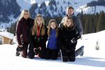 Lech 25 februari 2019
Koning Willem-Alexander, Koningin MÃ¡xima, Prinses Beatrix, Prins Constantijn, Prinses Laurentien en de prinsessen Amalia, Alexia en Ariane samen met Eloise, Leonore en Claus-Casimir tijdens de fotosessie tijdens de wintersportvakantie in Lech.