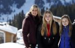 Lech 25 februari 2019
Koning Willem-Alexander, Koningin MÃ¡xima, Prinses Beatrix, Prins Constantijn, Prinses Laurentien en de prinsessen Amalia, Alexia en Ariane samen met Eloise, Leonore en Claus-Casimir tijdens de fotosessie tijdens de wintersportvakantie in Lech.