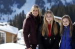 Lech 25 februari 2019
Koning Willem-Alexander, Koningin MÃ¡xima, Prinses Beatrix, Prins Constantijn, Prinses Laurentien en de prinsessen Amalia, Alexia en Ariane samen met Eloise, Leonore en Claus-Casimir tijdens de fotosessie tijdens de wintersportvakantie in Lech.