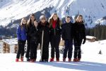 Lech 25 februari 2019
Koning Willem-Alexander, Koningin MÃ¡xima, Prinses Beatrix, Prins Constantijn, Prinses Laurentien en de prinsessen Amalia, Alexia en Ariane samen met Eloise, Leonore en Claus-Casimir tijdens de fotosessie tijdens de wintersportvakantie in Lech.