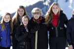 Lech 25 februari 2019
Koning Willem-Alexander, Koningin MÃ¡xima, Prinses Beatrix, Prins Constantijn, Prinses Laurentien en de prinsessen Amalia, Alexia en Ariane samen met Eloise, Leonore en Claus-Casimir tijdens de fotosessie tijdens de wintersportvakantie in Lech.