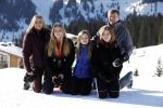 Lech 25 februari 2019
Koning Willem-Alexander, Koningin MÃ¡xima, Prinses Beatrix, Prins Constantijn, Prinses Laurentien en de prinsessen Amalia, Alexia en Ariane samen met Eloise, Leonore en Claus-Casimir tijdens de fotosessie tijdens de wintersportvakantie in Lech.