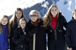 Lech 25 februari 2019
Koning Willem-Alexander, Koningin MÃ¡xima, Prinses Beatrix, Prins Constantijn, Prinses Laurentien en de prinsessen Amalia, Alexia en Ariane samen met Eloise, Leonore en Claus-Casimir tijdens de fotosessie tijdens de wintersportvakantie in Lech.