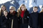 Lech 25 februari 2019
Koning Willem-Alexander, Koningin MÃ¡xima, Prinses Beatrix, Prins Constantijn, Prinses Laurentien en de prinsessen Amalia, Alexia en Ariane samen met Eloise, Leonore en Claus-Casimir tijdens de fotosessie tijdens de wintersportvakantie in Lech.
