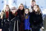 Lech 25 februari 2019
Koning Willem-Alexander, Koningin MÃ¡xima, Prinses Beatrix, Prins Constantijn, Prinses Laurentien en de prinsessen Amalia, Alexia en Ariane samen met Eloise, Leonore en Claus-Casimir tijdens de fotosessie tijdens de wintersportvakantie in Lech.