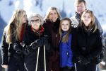 Lech 25 februari 2019
Koning Willem-Alexander, Koningin MÃ¡xima, Prinses Beatrix, Prins Constantijn, Prinses Laurentien en de prinsessen Amalia, Alexia en Ariane samen met Eloise, Leonore en Claus-Casimir tijdens de fotosessie tijdens de wintersportvakantie in Lech.
