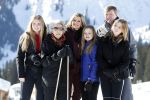 Lech 25 februari 2019
Koning Willem-Alexander, Koningin MÃ¡xima, Prinses Beatrix, Prins Constantijn, Prinses Laurentien en de prinsessen Amalia, Alexia en Ariane samen met Eloise, Leonore en Claus-Casimir tijdens de fotosessie tijdens de wintersportvakantie in Lech.
