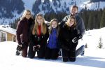 Lech 25 februari 2019
Koning Willem-Alexander, Koningin MÃ¡xima, Prinses Beatrix, Prins Constantijn, Prinses Laurentien en de prinsessen Amalia, Alexia en Ariane samen met Eloise, Leonore en Claus-Casimir tijdens de fotosessie tijdens de wintersportvakantie in Lech.